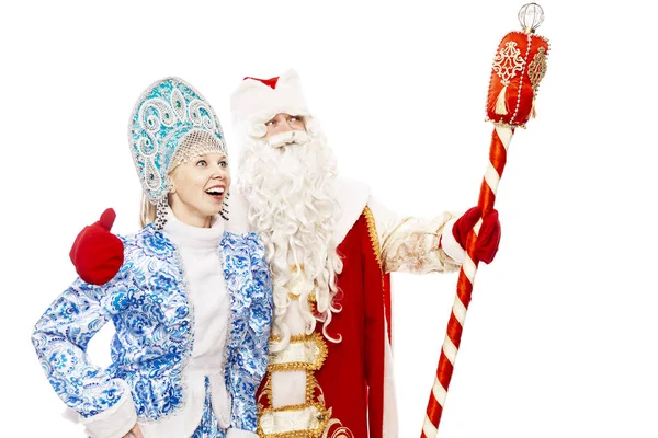 Papai Noel russo com uma equipe com uma donzela de neve sorrindo e olhando para a distância. Isolado sobre fundo branco. Espaço para texto . — Fotografia de Stock