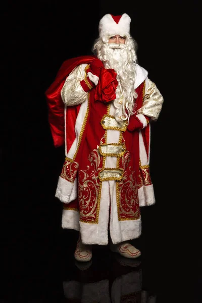 Santa Claus ruso se apresura a los niños con regalos. Mood.Black festivo fondo . — Foto de Stock