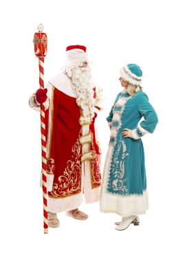 Rus Noel Baba ve kardan kız ayakta birbirlerine doğru dönüyorlar. Beyaz arkaplan üzerinde izole edilmiş. 