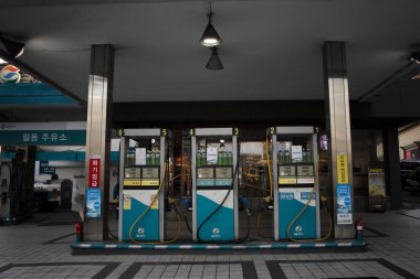 Seul, Güney Kore, 01 / 05 / 2019: Şehir merkezinde bir benzin istasyonu. Ön görünüm.