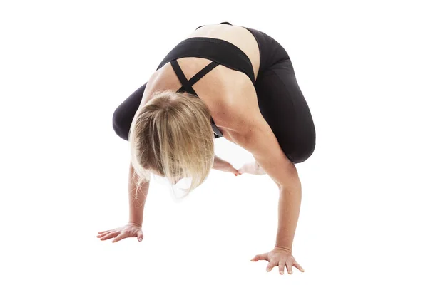 Jeune femme en tenue de sport noire en posture de yoga. Mode de vie sain. Isolé sur fond blanc . — Photo