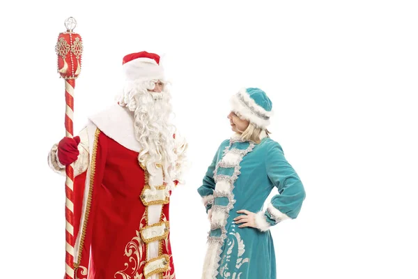 Papá Noel ruso con una doncella de nieve sonriendo. Humor festivo. Aislado sobre fondo blanco . —  Fotos de Stock