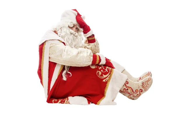 Papá Noel ruso cansado está sentado. Aislado sobre fondo blanco. Espacio para texto . —  Fotos de Stock