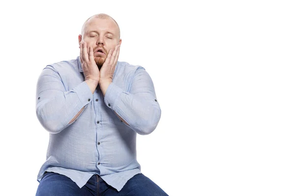 Homem ruivo gordo e triste com barba numa camisa azul. Isolado sobre fundo branco. Espaço para texto . — Fotografia de Stock