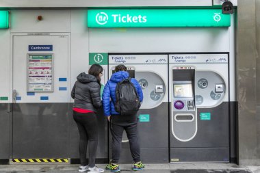 Paris, Fransa, 09.10.2019: İnsanlar caddedeki terminalde metro bileti alıyorlar.