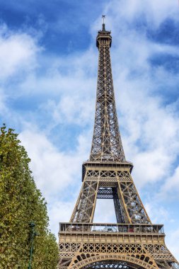 Eyfel Kulesi parlak mavi gökyüzünün arka planında. 
