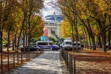 Paris, Fransa, 09.10.2019: Champs Elysees 'de sonbahar caddesi. Bulutlu yağmurlu gün.