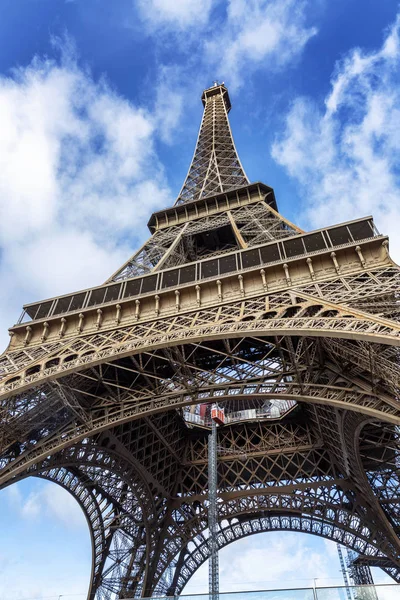 Torre Eiffel em um fundo de céu azul brilhante. Vista de baixo . — Fotografia de Stock