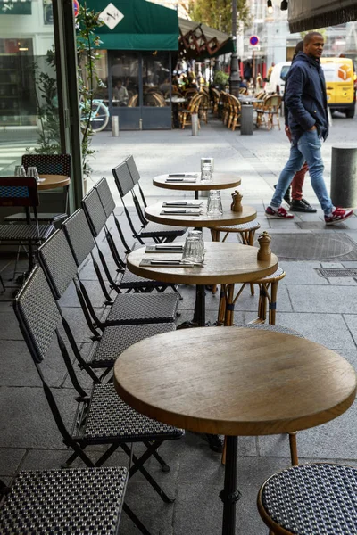 2019年10月9日，法国巴黎：欧洲街头咖啡馆的餐桌. — 图库照片