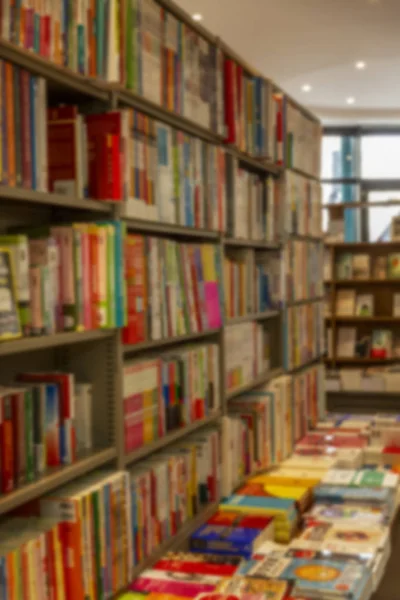Hyllor med tätt stående böcker i rader i en butik. Dimsyn. — Stockfoto