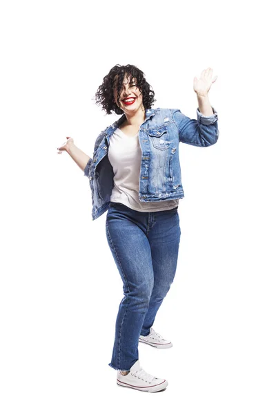 Joven hermosa mujer con el pelo rizado en jeans se ríe. A toda altura. Aislado sobre fondo blanco . — Foto de Stock