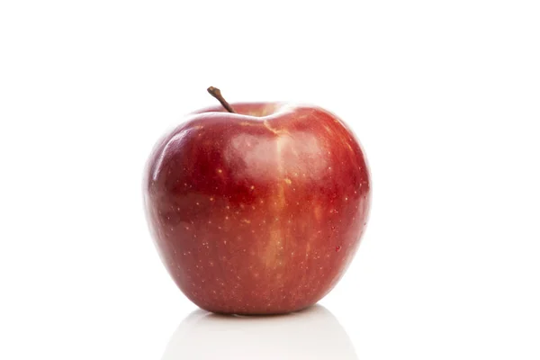 Manzana roja jugosa. Primer plano. Alimentación saludable Aislado sobre un fondo blanco . — Foto de Stock