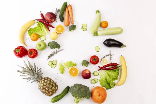 Verduras jugosas frescas y frutas bellamente colocadas sobre un fondo blanco. Espacio para texto . — Foto de Stock