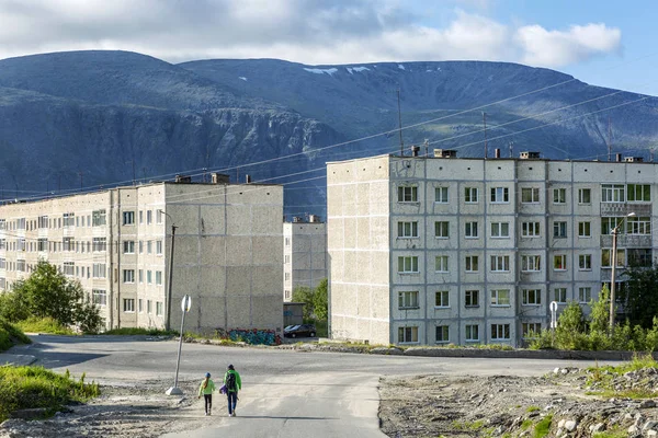 푸른 하늘을 배경으로 아름다운 산 속에 소련이 지은 집들을 막고 있습니다. 러시아 북부. — 스톡 사진
