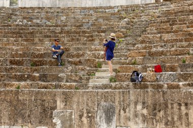 Efes, Türkiye, 05 / 20 / 2019: Antik amfitiyatroda insanlar fotoğraf çekiyor.