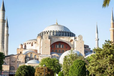 Ayasofya 'nın dışı, güneşli bir günde mavi gökyüzüne karşı. Güzel manzara. 