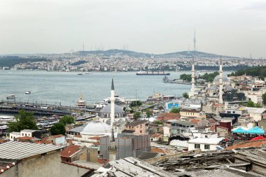 İstanbul, Türkiye, 05 / 22 / 2019: Çatıdan İstanbul Boğazı 'nın güzel manzarası. Endüstriyel doğu şehri. 