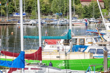 Vyborg marinasında yatlar. Yakın plan..