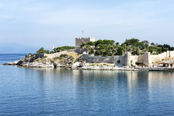 Vecchia fortezza nel mare in una giornata di sole contro un cielo azzurro chiaro. Bellissimo paesaggio . — Foto Stock