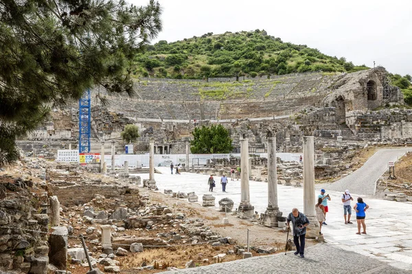 Efeso, Turquía, 20 / 05 / 2019: La gente camina en la antigua ciudad arruinada . — Foto de Stock