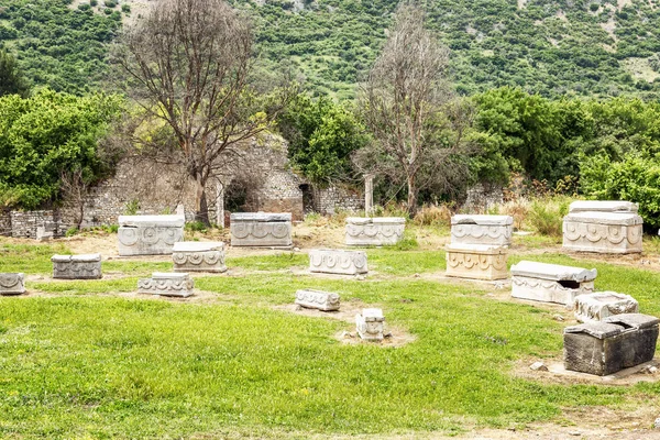 Éfeso, Turquia, 20 / 05 / 2019: Artefatos antigos nas ruínas de uma cidade medieval . — Fotografia de Stock