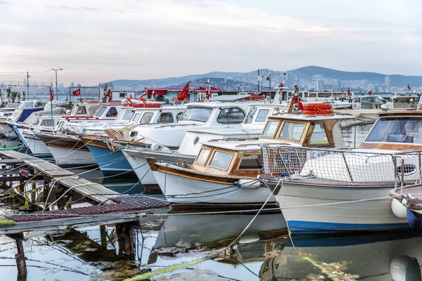 Barcos de pesca en fila en un puerto deportivo al atardecer. Hermosa vista . — Foto de Stock