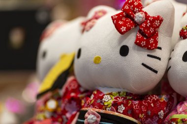 Tokyo, Japonya, 04 / 08 / 2017: Bir mağazadaki raftaki merhaba Kitty yumuşak oyuncakları. Yakın plan..