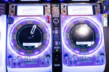 Tokyo, Japonya, 04 / 08 / 2017: Odaiba Adası 'ndaki eğlence merkezinde oyun turları. Yakın plan..