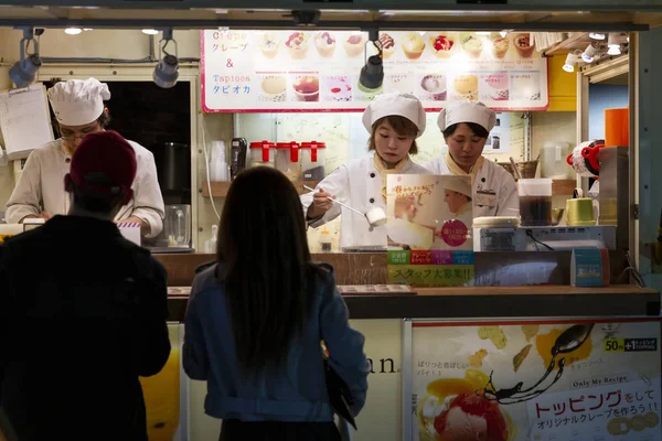 日本东京，2017年8月4日：人们在奥代巴岛娱乐中心的一个摊位上购买冰淇淋. — 图库照片