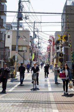 Tokyo, Japonya, 04 / 04 / 2017: Bir metropoldeki demiryolu raylarını geçmek. 