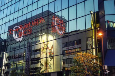 Tokyo, Japonya, 04 / 04 / 2017: Güzel binaları olan Asya gece metropolü. Yakın plan..