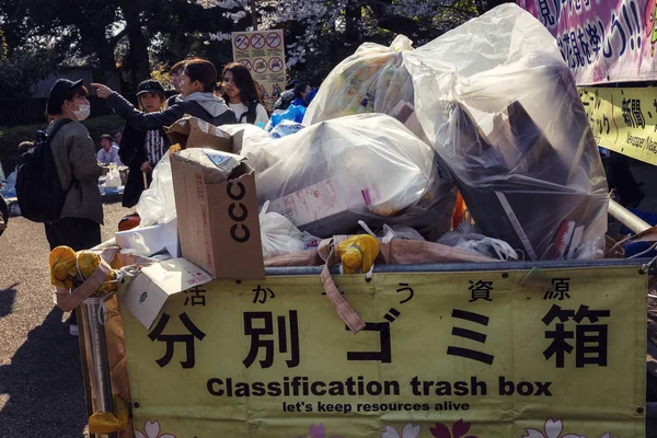 Tóquio, Japão, 04 / 04 / 2017: Lixo em recipientes em um parque japonês. Close-up . — Fotografia de Stock