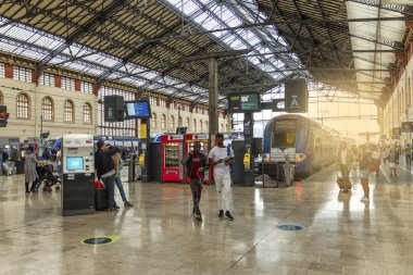 Marsilya, Fransa, 10 / 06 / 2019: Şehir merkezindeki tren istasyonunun içi. Güneş patlaması.