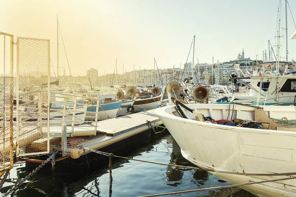 Yates en el viejo puerto de Marsella en un día soleado brillante. Hermosa vista . — Foto de Stock