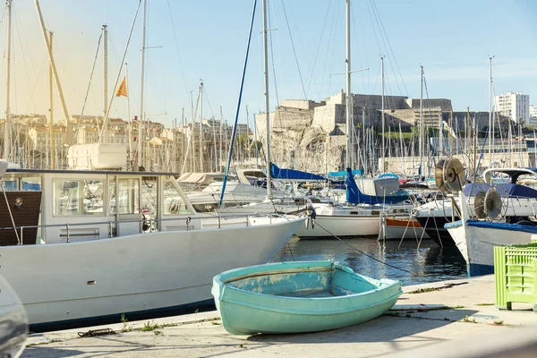 Yates en el viejo puerto de Marsella en un día soleado brillante. Hermosa vista . — Foto de Stock