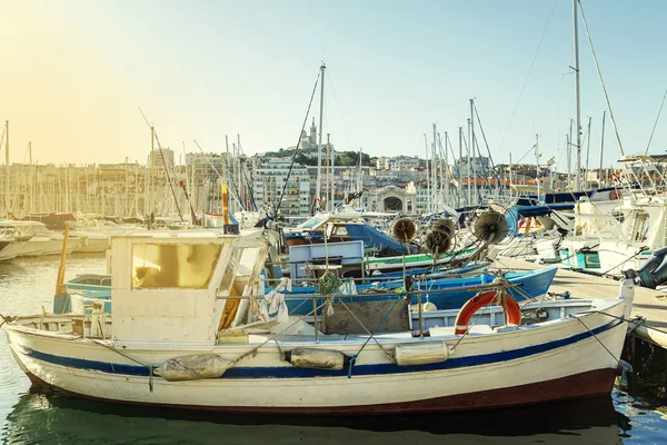 Yates en el viejo puerto de Marsella en un día soleado brillante. Hermosa vista . — Foto de Stock