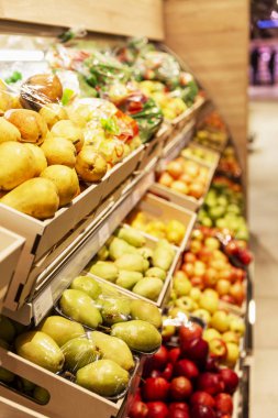 Süpermarkette ahşap meyve tezgahı. Vitamin ve sağlık. Bulanık. 