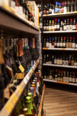 Süpermarketin şarap reyonunda bir çeşit alkol. Bulanık.