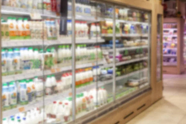 Vitrines met producten in een supermarkt. Assortiment van voedsel. wazig. — Stockfoto