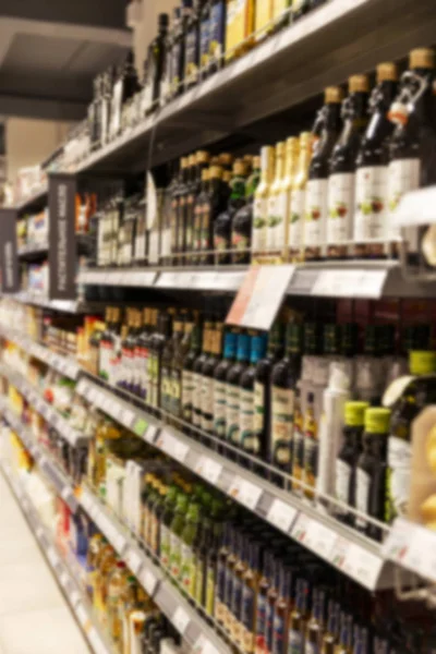 Een assortiment alcohol in de wijnafdeling van een supermarkt. wazig. — Stockfoto