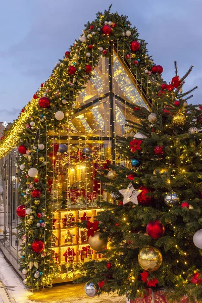 Yılbaşı tatili boyunca meydanda yeni yıl pazarı. Yakın plan.. 