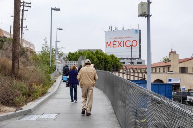 San Diego, Usa, 05 / 04 / 2016: İnsanlar sınırı yürüyerek Amerika 'dan Meksika, Tijuana' ya geçiyor.