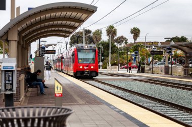 San Diego, 05 / 04 / 2016: Tijuana 'ya uygun bir trenle demiryolu platformu.