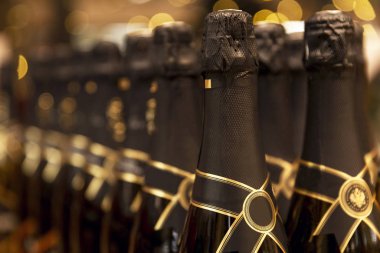 Sıralar dolusu şampanya şişesi. Yakın plan. Şenlik havası.