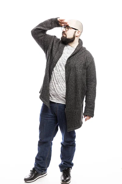 Un hombre calvo con gafas mira a la distancia. A toda altura. Aislado sobre fondo blanco . — Foto de Stock