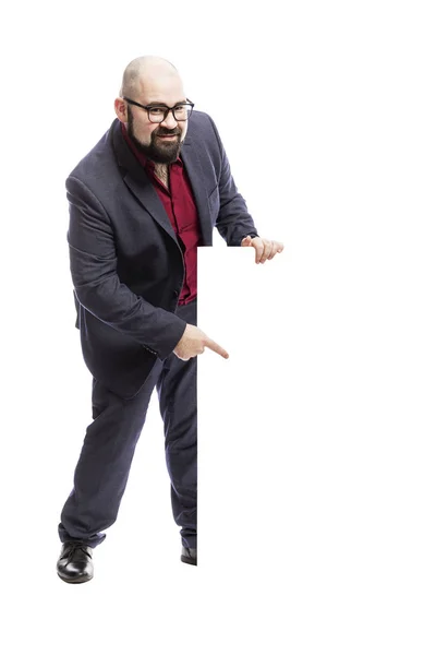 Un hombre calvo con gafas y barba sostiene una pancarta vacía. Aislado sobre fondo blanco. Espacio para texto . — Foto de Stock