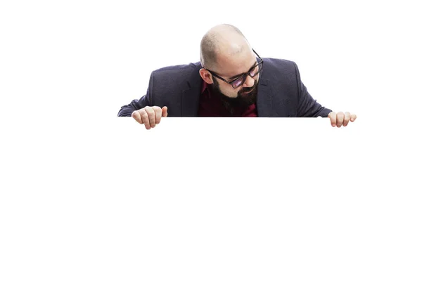 Ein glatzköpfiger Mann mit Brille und Bart hält ein leeres Transparent. isoliert über weißem Hintergrund. Raum für Text. — Stockfoto