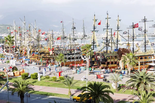 Alanya, Turkiet, 2019-07-05: Överblick över strandpromenaden och hamnen med turistfartyg. — Stockfoto