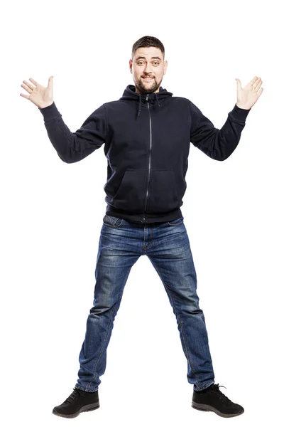 Ein lächelnder junger Mann in Jeans und Kapuzenpulli springt. volle Höhe. isoliert über weißem Hintergrund. — Stockfoto