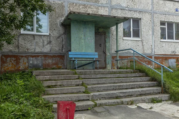 A entrada esfarrapada de uma antiga casa construída pelos soviéticos . — Fotografia de Stock